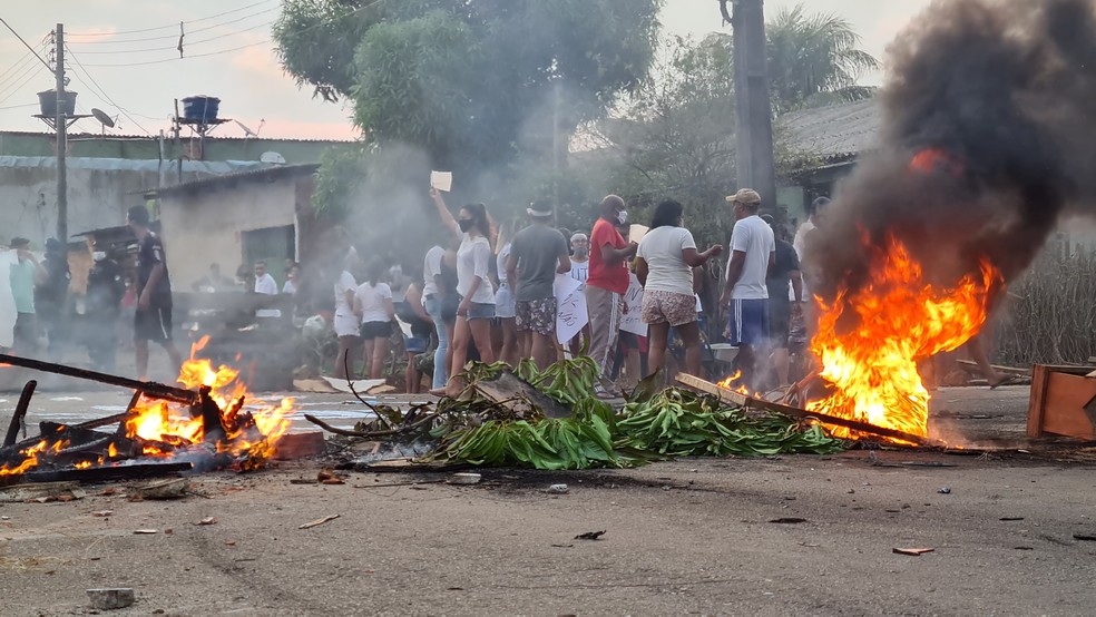 Moradores pedem sinalização em cruzamento onde adolescente morreu atropelado — Foto: Armando Junior/Rede Amazônica