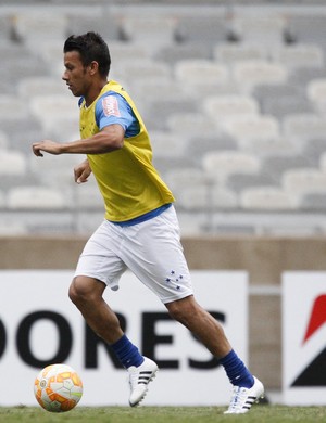 Henrique descarta favoritismo do rival e vê Cruzeiro igual para o clássico