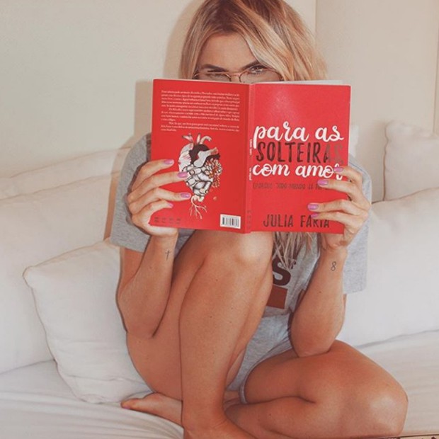 Julia Faria com o livro escrito por ela (Foto: Reprodução/Instagram)