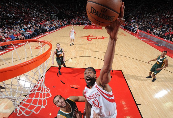 O brasileiro Nenê fez 16 pontos na vitória do Houston Rockets sobre o Utah Jazz (Foto: Getty Images)