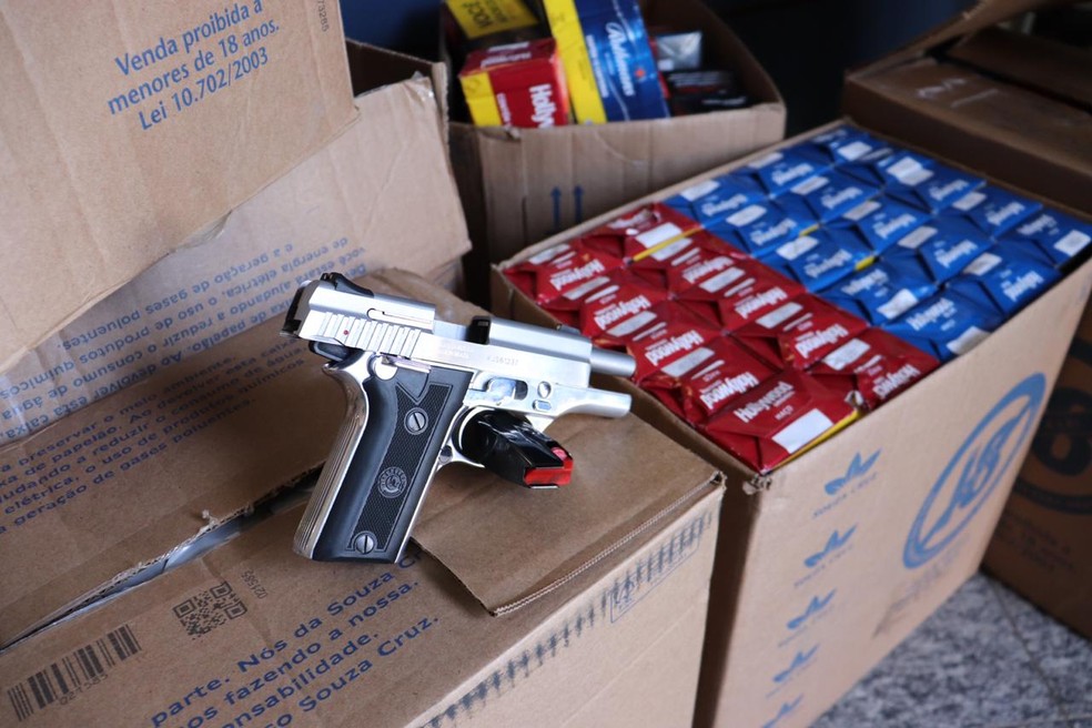 Polícia apreende arma e carga de cigarros roubada em Saquarema — Foto: Divulgação/4ª Cia do 25º BPM