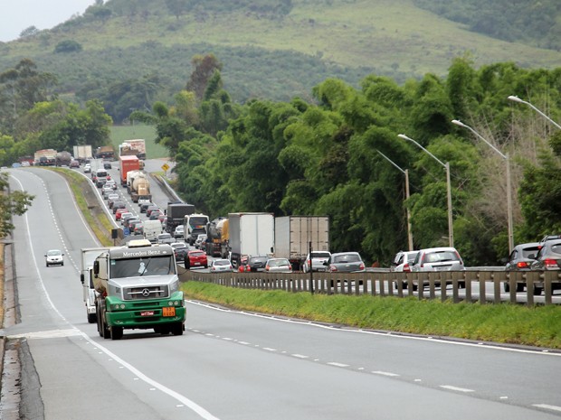 Fernão Dias registra congestionamento por aumento de fluxo de veículos no feriado; trânsito ficou lento em Santo Antônio do Amparo e Cambuí. (Foto: Romildo Geraldo Santos / Arquivo pessoal)