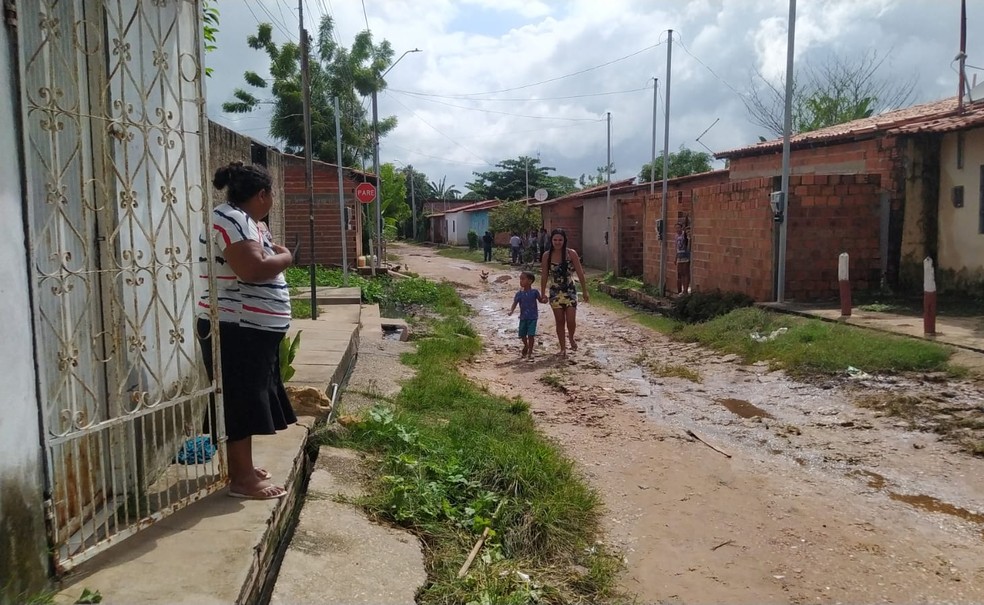 Uma das famílias que teve que sair de casa é a da aposentada Rosilda Feitosa, que mora com o neto na rua Sete do Bairro São Joaquim, Zona Norte de Teresina.  — Foto: Andrê Nascimento/g1