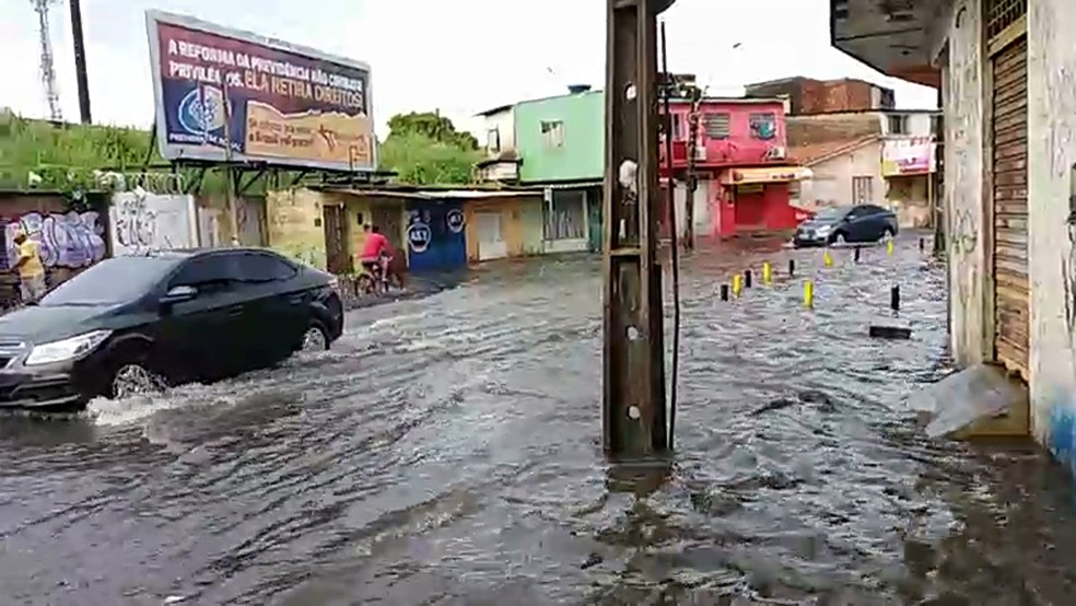 Chuva causou alagamento  na Zona Oeste do Recife (Foto: ReproduÃ§Ã£o/WhatsApp)