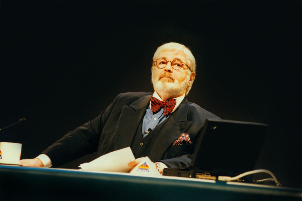Jô Soares em março de 1997 durante as gravações do 'Jô Soares, Onze e Meia', programa exibido pelo SBT de 1988 a 1999 — Foto: EPITÁCIO PESSOA/ESTADÃO CONTEÚDO
