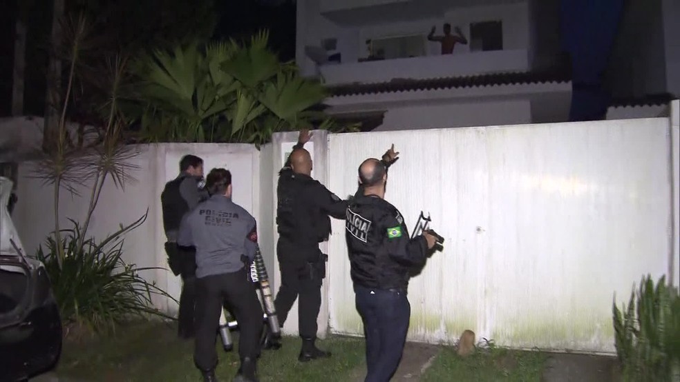 Policiais prenderam dois suspeitos em uma casa em Vargem Grande — Foto: Reprodução / TV Globo