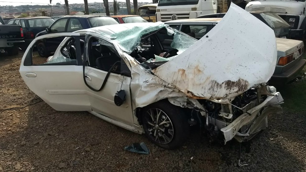 Carro da motorista ficou destruÃ­do apÃ³s batida contra moto na BR-369, em Londrina (Foto: Alberto D'Angele/RPC)