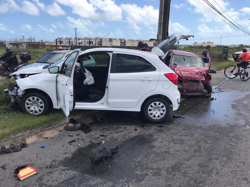 Carros batem de frente e motorista é socorrida pelo Samu na Grande Natal — Foto: Kleber Teixeira/Inter TV Cabugi
