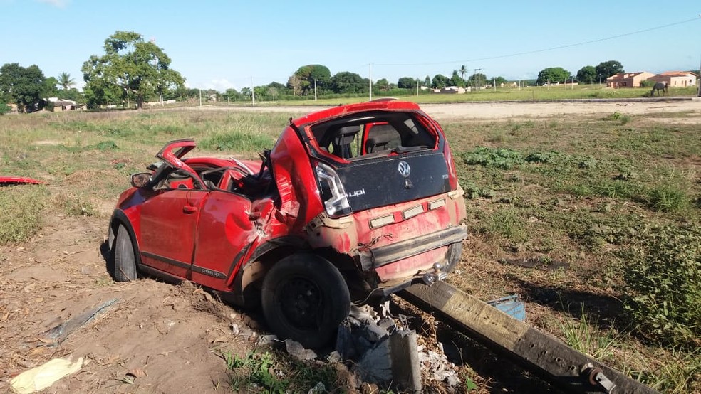 Motorista perdeu o controle da direção do veículo e bateu em dois postes — Foto: Divulgação/PRF