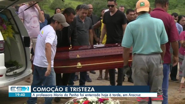 Corpo de professora morta em ataque é enterrado