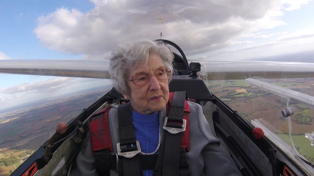 Olwyn Hopkins, de 99 anos, decidiu voo de planador   — Foto: BBC