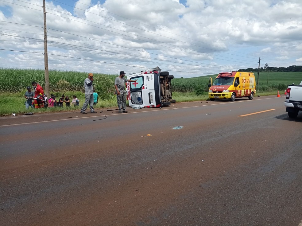 Acidente entre um carro e ambulância deixa duas pessoas feridas em Avaré (SP) — Foto: Arquivo pessoal