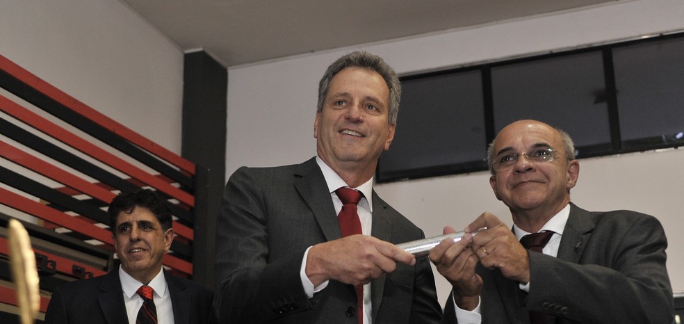 Rodolfo Landim e Eduardo Bandeira de Mello na passagem de bastão da presidência do Flamengo — Foto: FotoBR