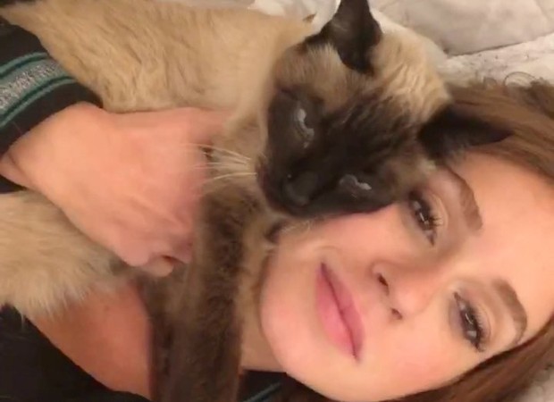 Marina Ruy Barbosa e a gatinha Ruth (Foto: Reprodução/Instagram)
