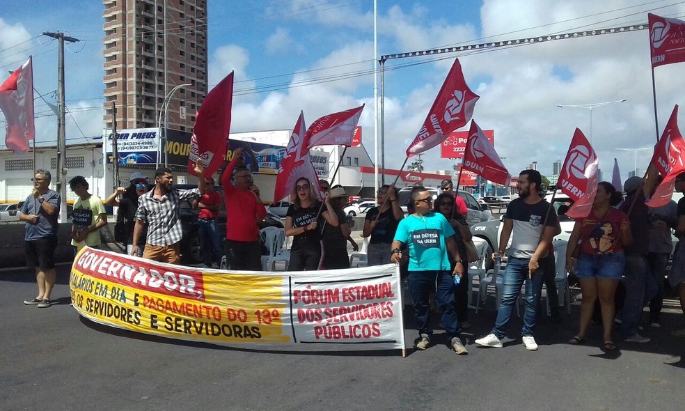 Manifestantes protestaram exigindo o pagamento dos salários em dia e contra o atraso do 13º salário de 2017 (Foto: Julianne Barreto/Inter TV Cabugi )