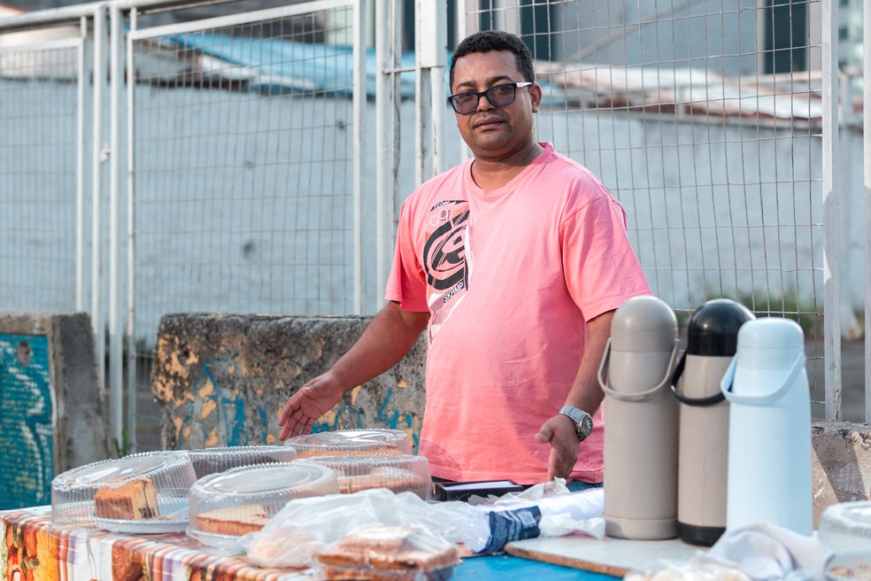Reginaldo, de 41 anos, encontrou na informalidade a saÃ­da para driblar o desemprego. â€” Foto: Marcelo Brandt/G1