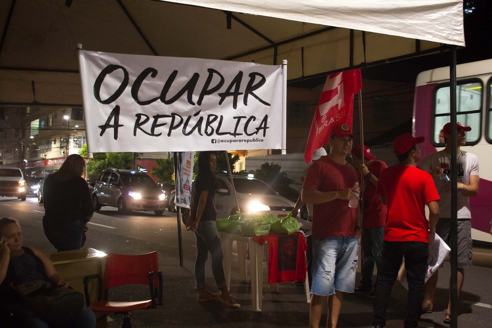Vigília em defesa do ex-presidente Lula em Belém (PA), na noite da terça-feira (23). (Foto: Filipe Bispo/Estadão Conteúdo )