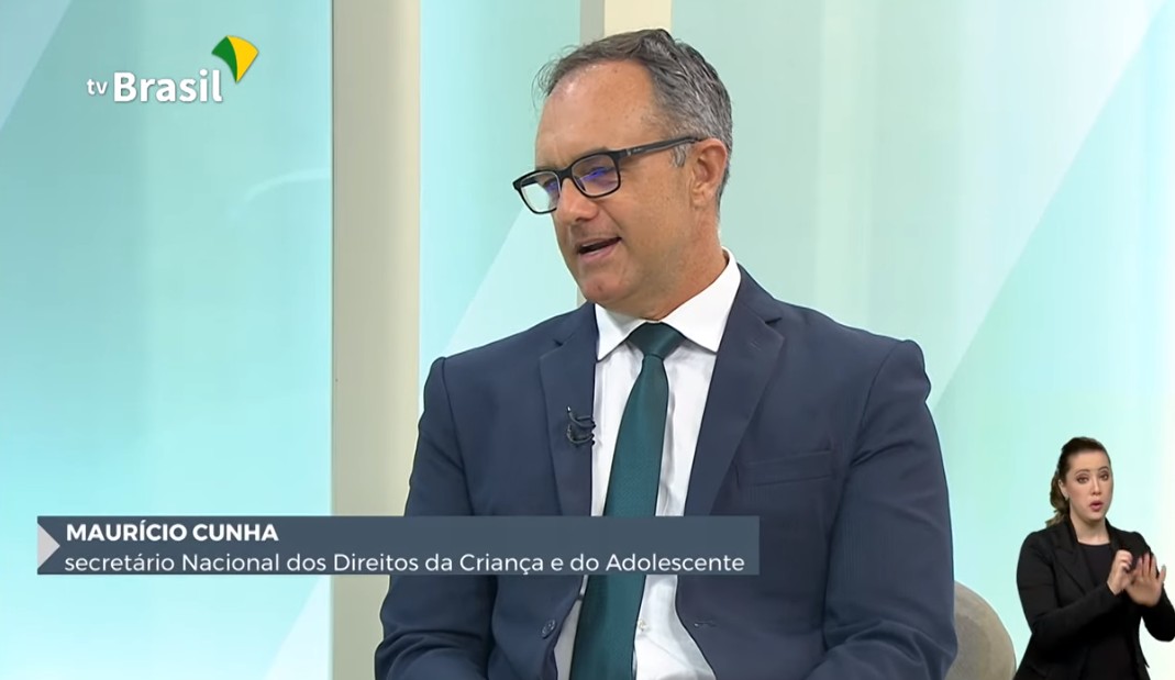 Maurício Cunha defendeu importância das escolas em entrevista à TV Brasil (Foto: Reprodução/TV Brasil)