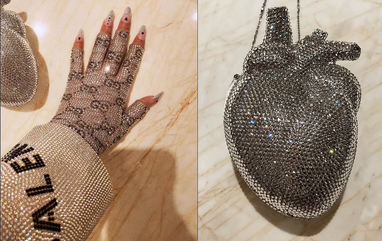 Luvas e bolsa cravejadas de cristais de Beyoncé (Foto: Reprodução / Instagram)