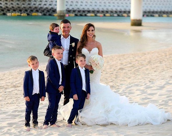 A modelo britânica Danielle Lloyd com os quatro filhos e o marido (Foto: Instagram)