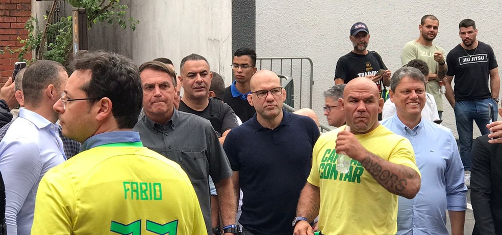 Presidente Jair Bolsonaro (PL) deixa local onde se reuniu com grupo de lutadores em SP — Foto: Abraão Cruz/TV Globo