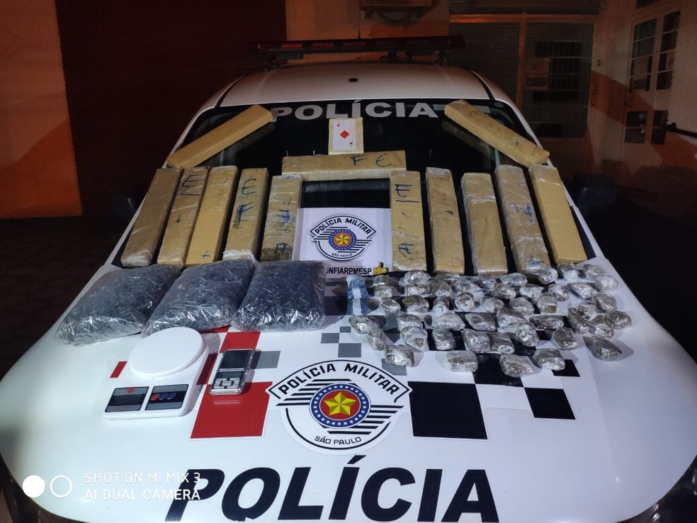 Homem &eacute; preso com drogas em Guaratinguet&aacute; &mdash; Foto: Divulga&ccedil;&atilde;o / Pol&iacute;cia Militar