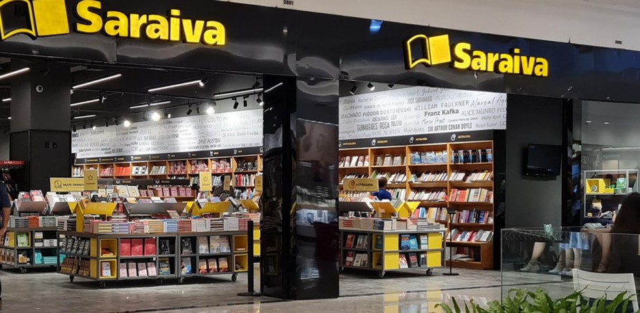 Em recuperação judicial desde 2018, a Saraiva fez uma reestruturação em 2021 a fim de estabilizar seu caixa. Das 73 lojas existentes em 2020, ficaram 33