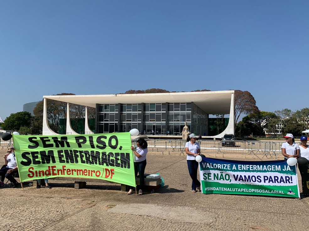 Protesto de enfermeiros contra suspensão da lei que fixou piso salarial da categoria, em Brasília — Foto: Brenda Ortiz/g1