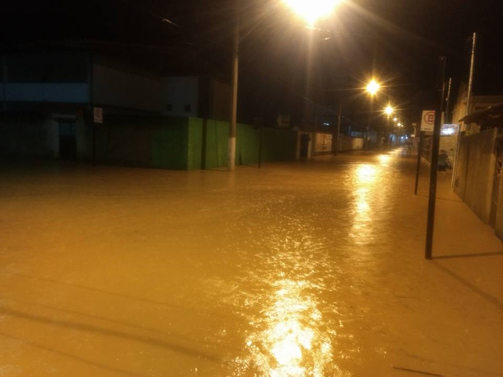 Várias ruas do município foram inundadas durante a madrugada (Foto: Walter Luiz / Arquivo Pessoal )
