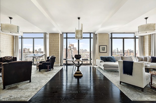 A sala da estar do apartamento em Nova York tem móveis clássicos, obras de arte e tons claros (Foto: Compass / Reprodução)