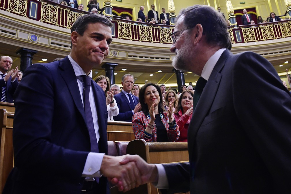 ApÃ³s moÃ§Ã£o de censura, Pedro SÃ¡nchez, novo primeiro ministro da Espanha, cumprimenta Mariano Rojoy, que foi destituÃ­do nesta sexta (1Âº) (Foto:  Pierre Phillipe Marcou/Pool Photo via AP)