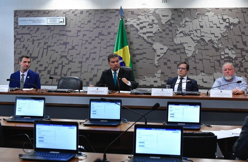 Ricardo Felicio (no canto esquerdo) e Luiz Carlos Molion (no canto direito) dão palestras pelo Brasil; na foto, eles participam de audiência pública no Senado (Foto: GERALDO MAGELA/AGÊNCIA SENADO via BBC News Brasil)