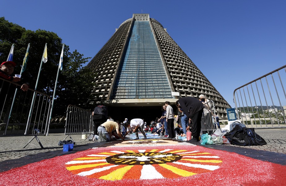 Ainda na madrugada, foram confeccionados 40 tapetes de sal na Catedral Metropolitana, no Centro do Rio