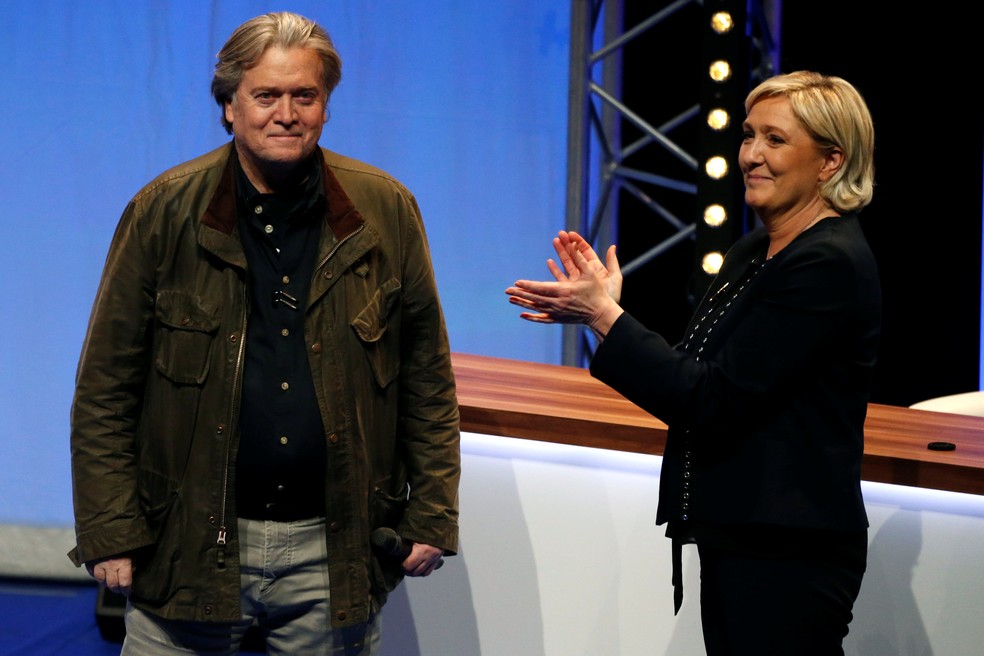 Ex-assessor de Trump, Steve Bannon, é aplaudido por Marine Le Pen, durante Congresso do partido Frente Nacional em Lille, na França — Foto: Pascal Rossignol/Reuters