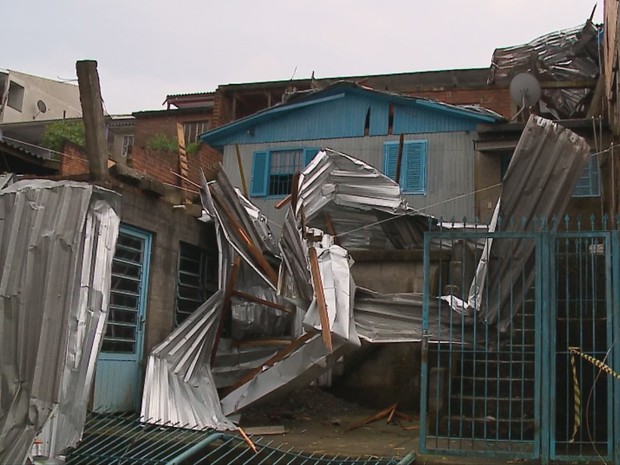 Casa teve parte do telhado levado por temporal (Foto: Reprodução/RBS TV)