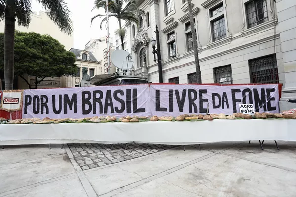 Manifestantes escrevem a palavra "democracia" com pães em ato neste 11 de agosto, em SP  — Foto: Celso Tavares/g1