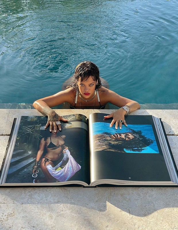 Rihanna com o livro comprado por Bruna Marquezine (Foto: Reprodução/Instagram)