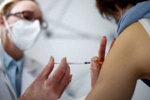 Enfermeira administra dose de vacina da AstraZeneca