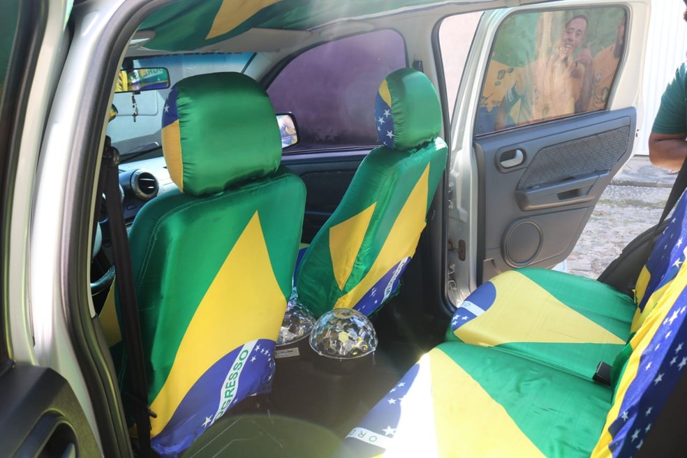Parte de dentro do veículo toda coberta por bandeiras (Foto: Lorena Linhares/G1)