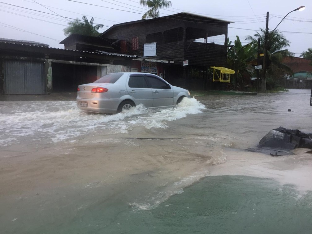 Carro arriscando atravessar forte enxurrada na Avenida Piauí, no Pacoval — Foto: Ugor Feio/G1
