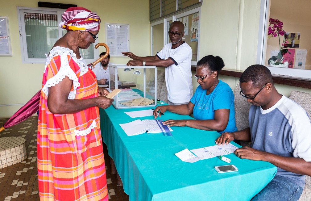 Votação das eleições da França na Guiana Francesa  (Foto: Jody Amiet/AFP)