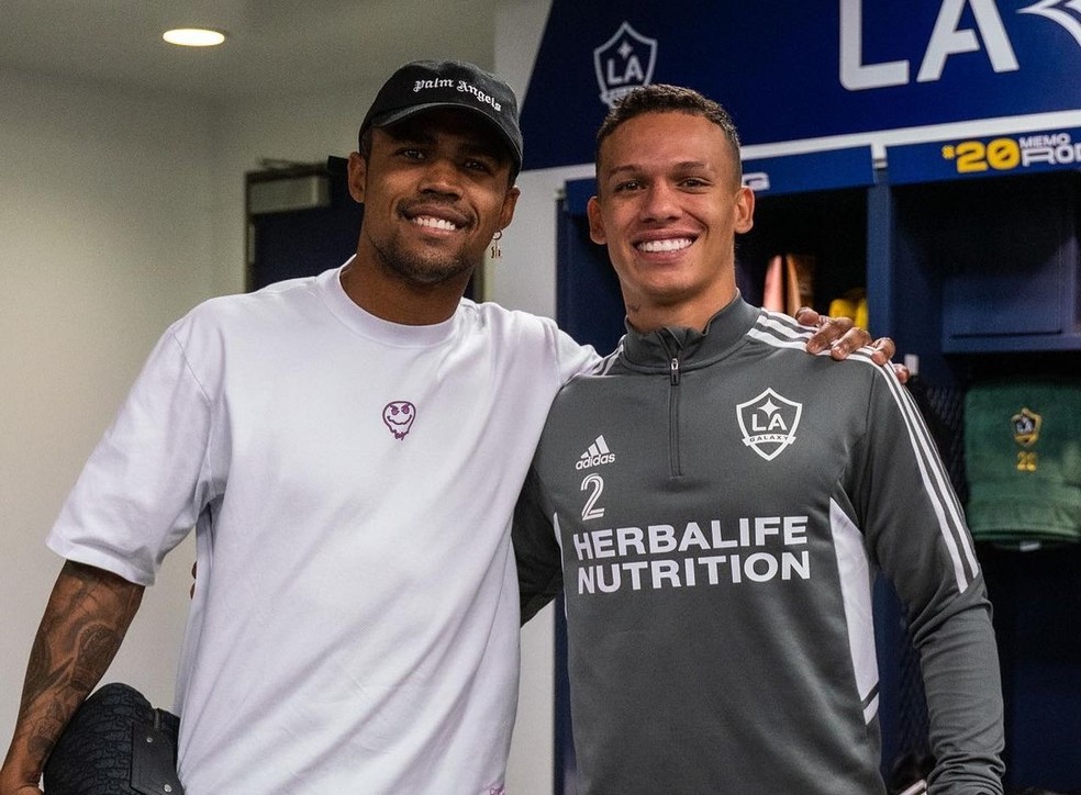 Calegari, ex-Fluminense, posa ao lado de Douglas Costa em seu primeiro dia no LA Galaxy — Foto: Divulgação/LA Galaxy