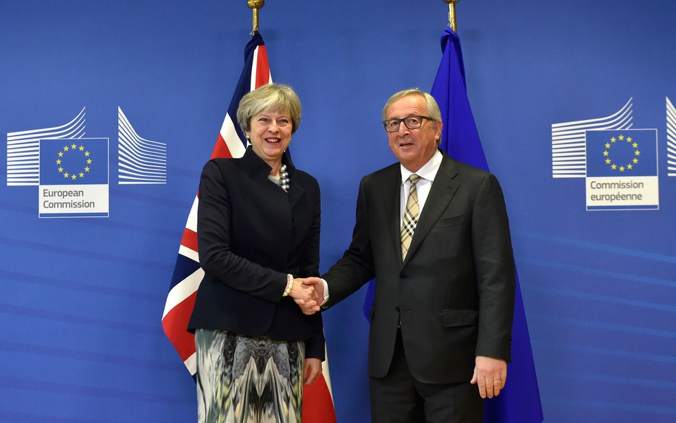 A premiê britânica, Theresa May, e o presidente da Comissão Europeia, Jean-Claude Juncker, em reunião na última segunda-feira (Foto: John Thys/AFP)