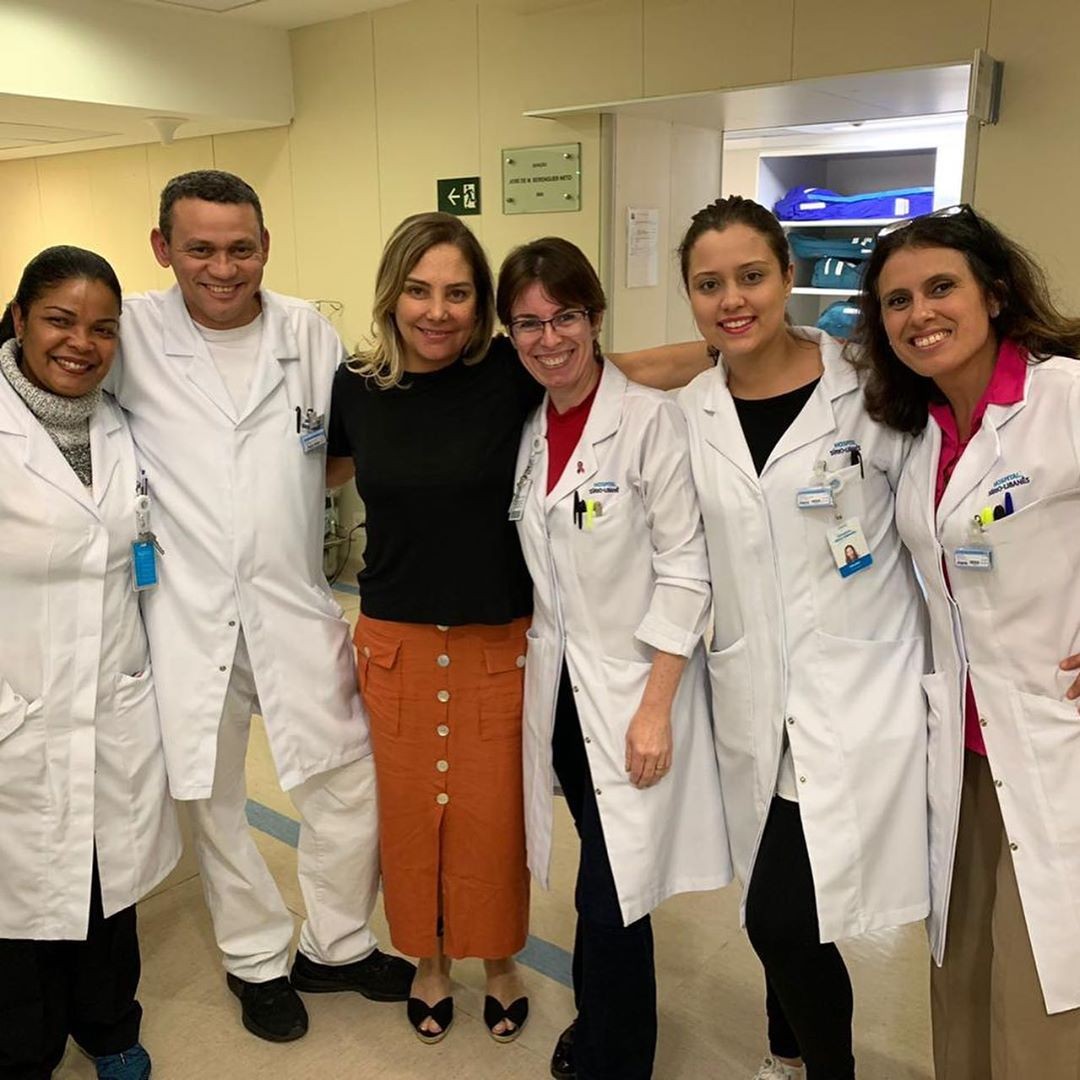 Heloísa Périssé posa com equipe médica (Foto: Reprodução/Instagram)
