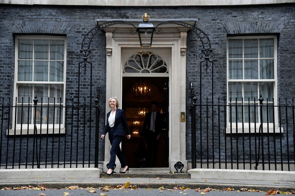 A primeira-ministra britânica, Liz Truss, deixa Downing Street, a sede do governo, em Londres, em 20 de outubro de 2022. — Foto: Toby Melville/ Reuters