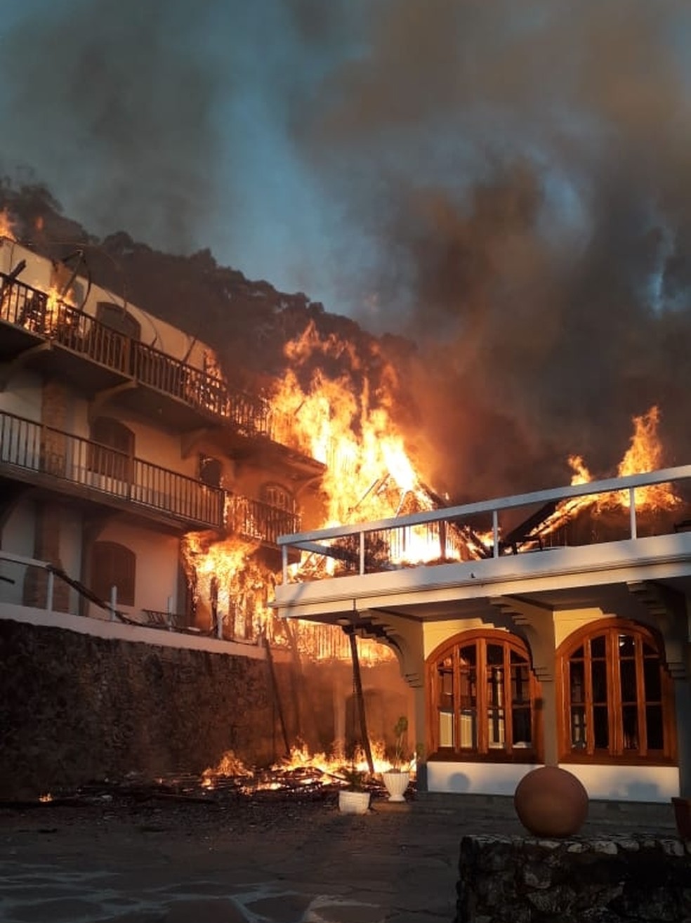 Fogo destruiu hotel em Campos do Jordão — Foto: Divulgação/ Corpo de Bombeiros