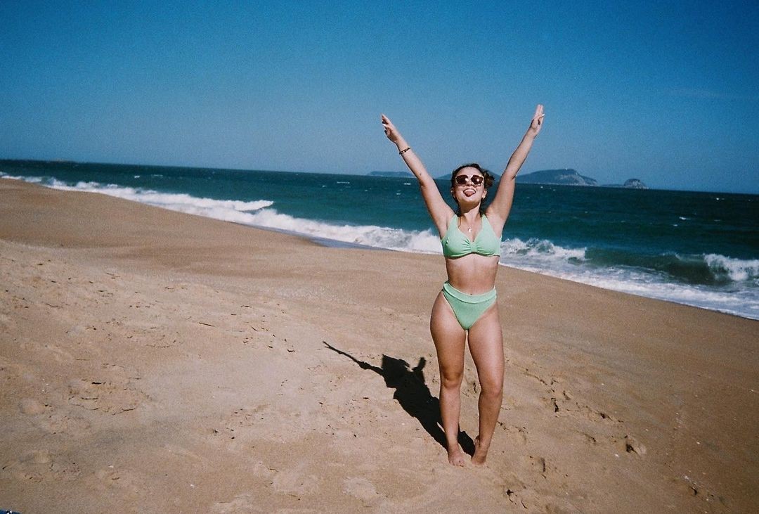 Larissa Manoela abre álbum de fotos analógicas no Rio de Janeiro (Foto: Reprodução / Instagram)