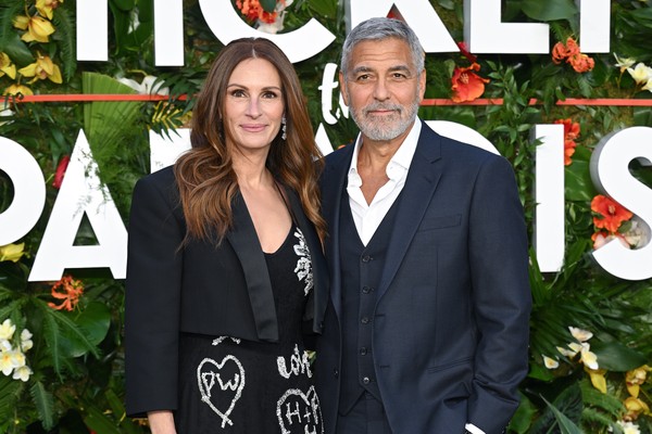 Julia Roberts e George Clooney na première londrina de Ingresso para o paraíso (2022) (Foto: Getty Images)