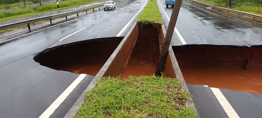 Cratera se abriu no acesso da Avenida Rodrigues Alves à Rodovia Comandante João Ribeiro de Barros em Bauru  — Foto: Defesa Civil/ Divulgação