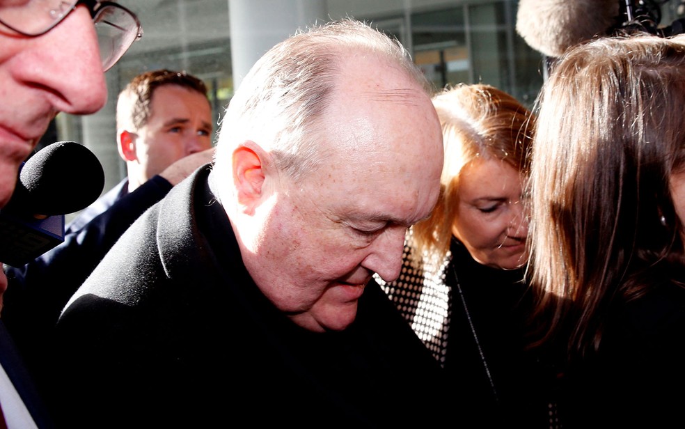 O arcebispo Philip Wilson chega Ã  corte de Newcastle, na AustrÃ¡lia, para sua sentenÃ§a, na terÃ§a-feira (3) (Foto: AAP/Darren Pateman/via Reuters)
